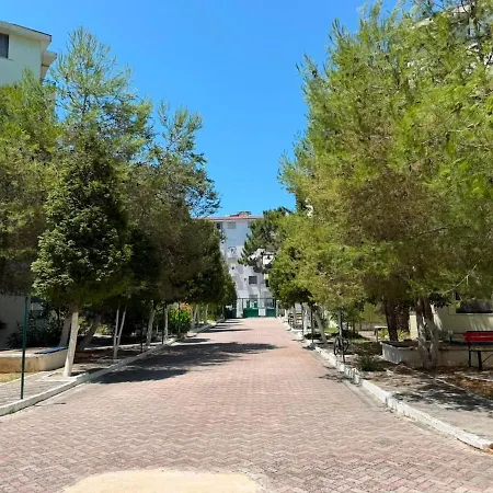 Anais * Golem (Tirana)